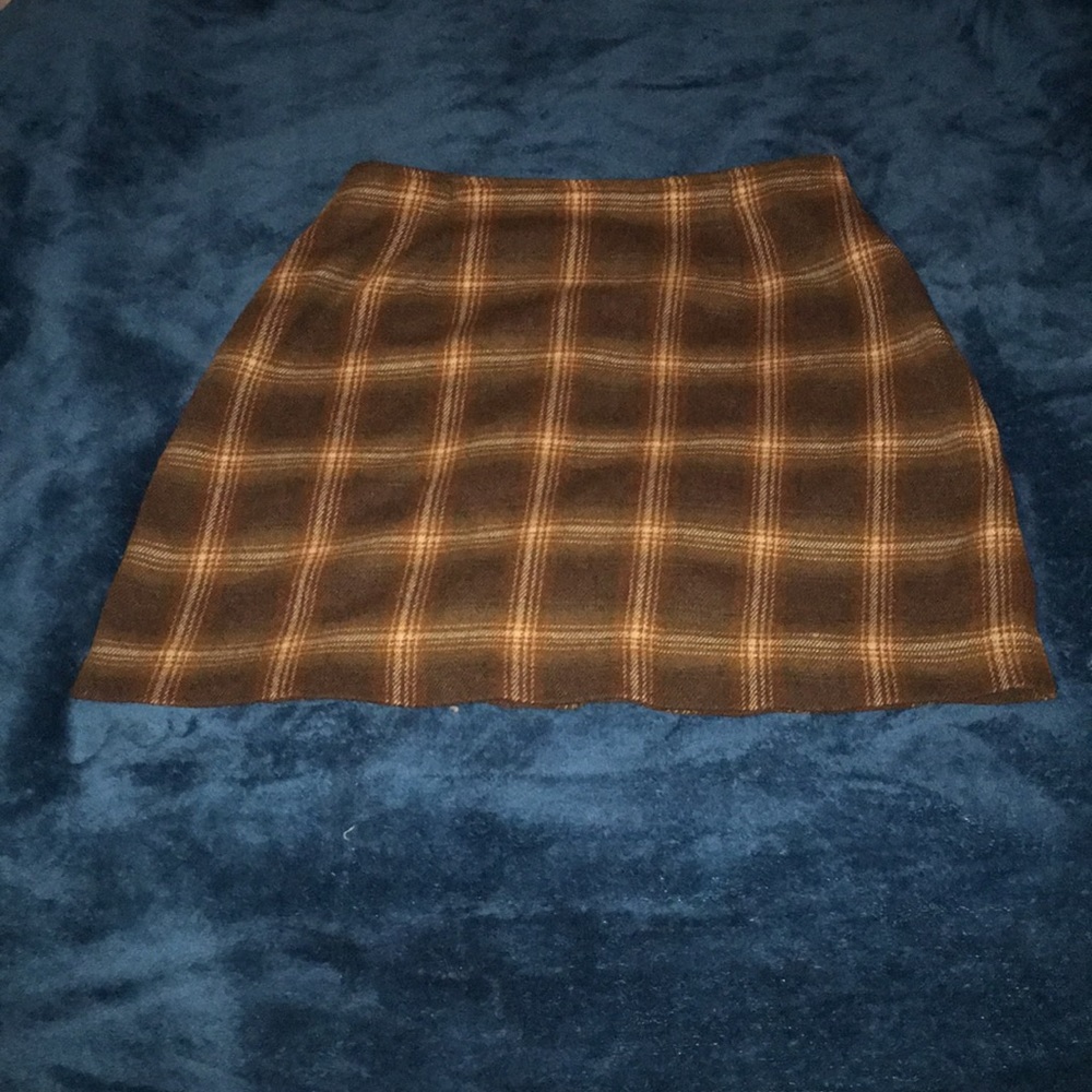Polyester brown skirt, size 2! Plaid & side zip.